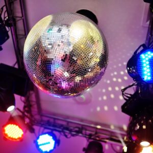 Jeugdzorginstelling brengt privéfeest en familiereis in aftrek