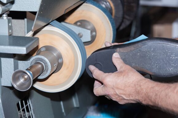 Schoenherstelbedrijf verliest rechtszaak over gestolen kasomzet Schoenherstelbedrijf verliest rechtszaak over gestolen kasomzet